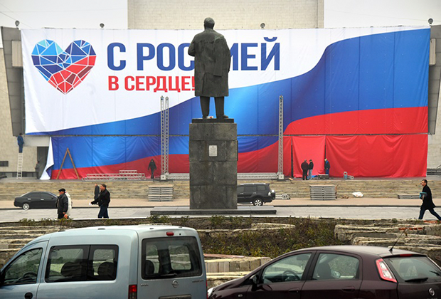 Памятник Ленину на площади Революции в Луганске