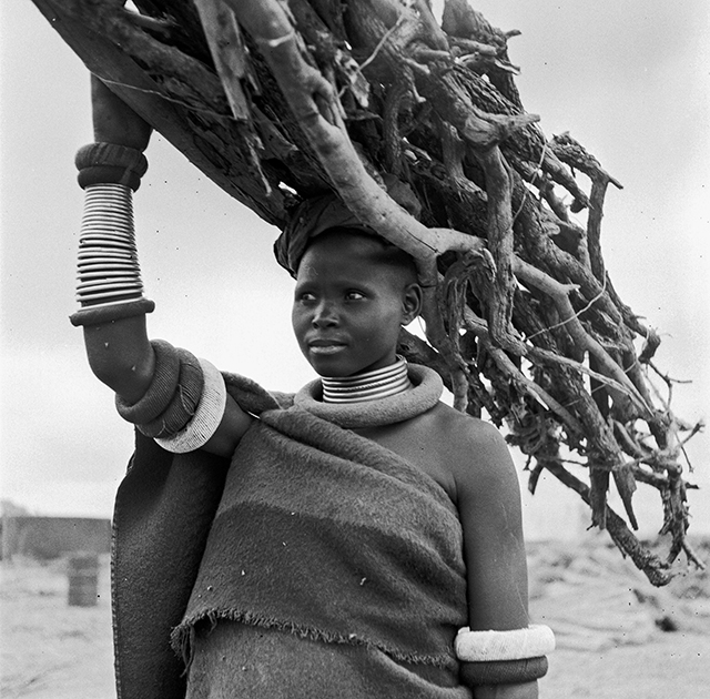 Женщина племени ндебеле в традиционных браслетах, 1955