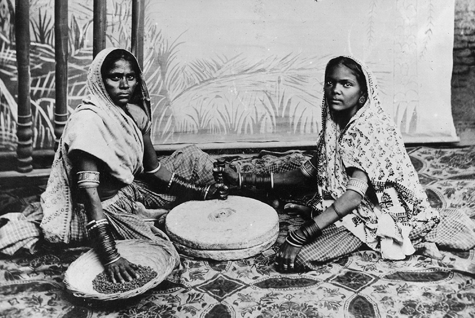 Индианки в традиционных браслетах-банглах, 1920-е годы