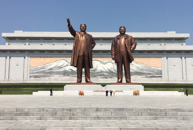 Монумент Ким Ир Сену и Ким Чен Иру на холме Мансудэ в Пхеньяне