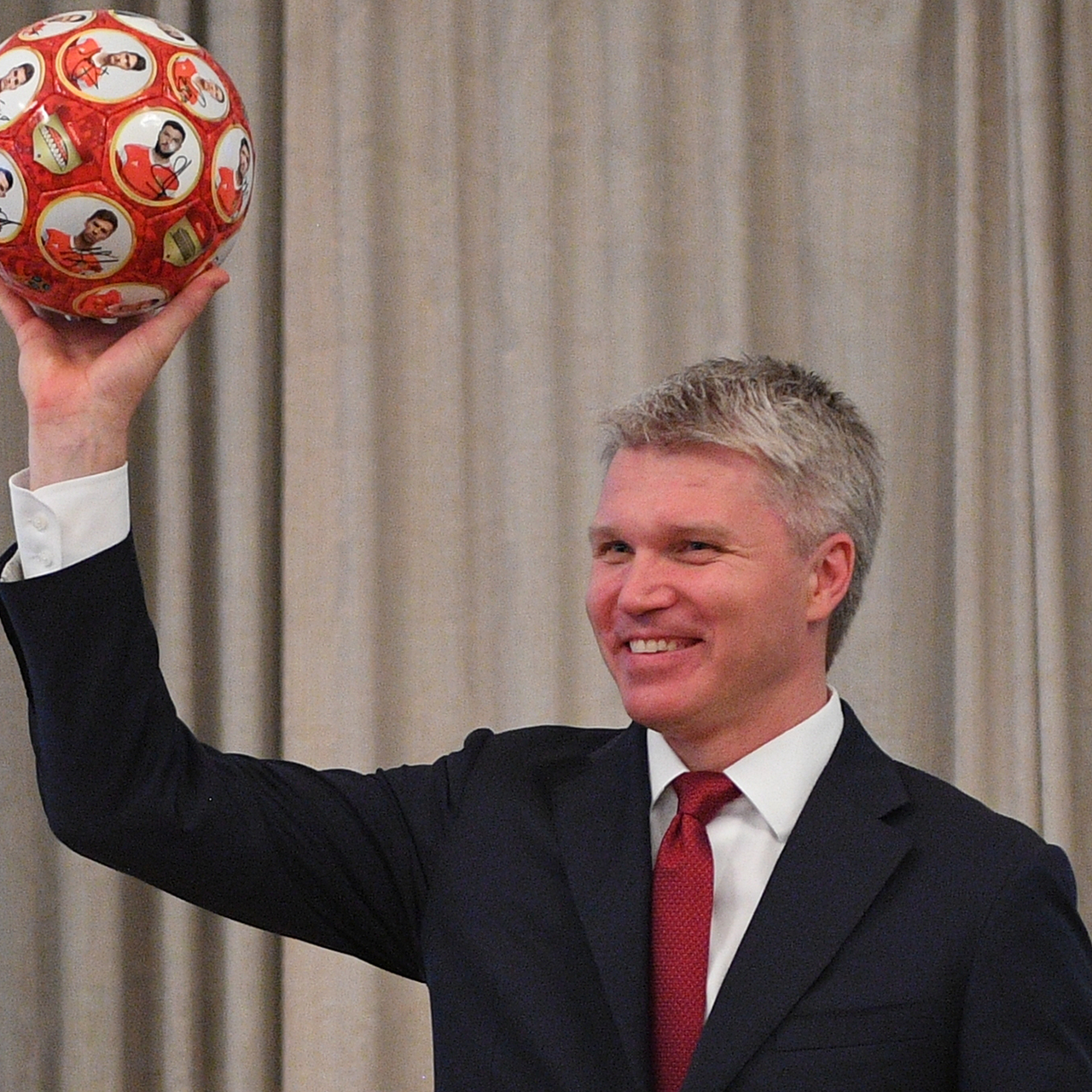 Колобков министр спорта. Павел Колобков 2023. Павел Колобков фехтование. Министр спорта РФ по футболу.