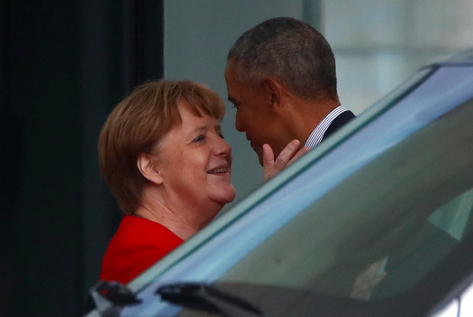 44-й президент США Барак Обама перед отъездом со встречи с канцлером ФРГ Ангелой Меркель. Два политика провели беседу в здании ведомства федерального канцлера Германии 5 апреля. Журналисты отмечали, что их взаимоотношения куда более теплые, чем у Меркель с новым главой государства Дональдом Трампом. Еще в ноябре 2016 года, уже после президентских выборов в США, Меркель на пресс-конференции называла Обаму своим другом и выступила за проведение новой, менее формальной встречи.