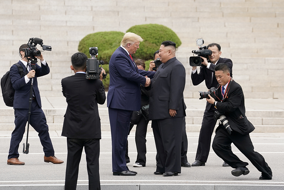 Президент США Дональд Трамп и лидер Северной Кореи Ким Чен Ын встретились в демилитаризованной зоне, разделяющей Северную и Южную Кореи, 30 июня. После приветствия Трамп перешел демаркационную линию и вступил на территорию КНДР. Он стал первым действующим президентом США, который посетил Северную Корею. Позже он сообщил, что пригласил Ким Чен Ына в Вашингтон, хотя и отметил, что визита не следует ждать в ближайшее время.
