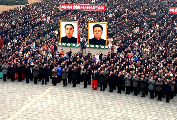 Рабочие готовятся праздновать день рождения Ким Чен Ира в Пхеньяне, 2010 год