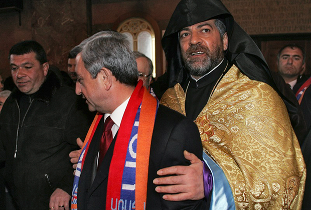 Экс-президент Армении Серж Саркисян (слева) и предстоятель Араратской епархии Армянской апостольской церкви Навасард Кчоян (справа)