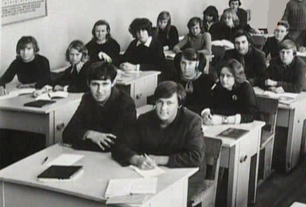 Сергей Головкин во время учебы (за первой партой слева)