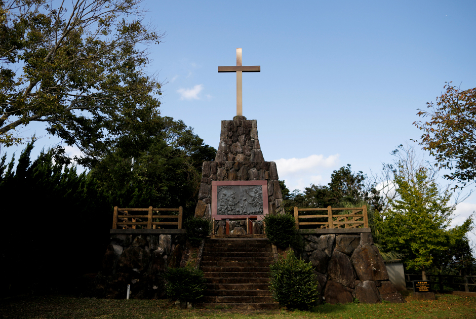 Еще один памятник стоит на острове Икицуки в префектуре Нагасаки. Это крест, возведенный на месте казни японского чиновника-католика Гаспара Ниси и его родных в 1609 году. Его семья и еще 23 человека здесь были убиты за отказ откреститься от христианской веры.