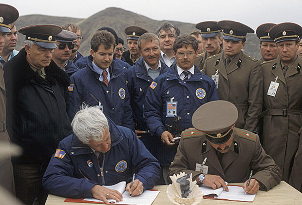 Подписание отчета об уничтожении последних ракет ОТР-23, Казахстан, октябрь 1989 года