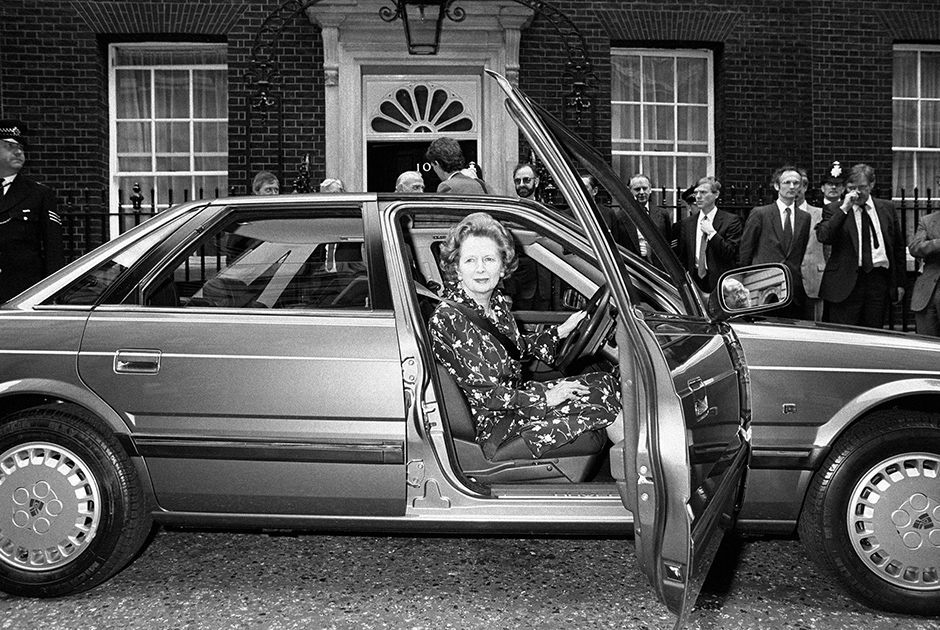 Маргарет Тэтчер за рулем нового автомобиля Rover 800 Series с двигателем 2,5 литра. Июль 1968 года