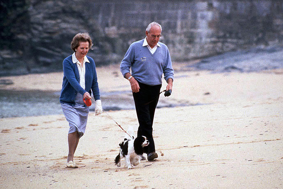 Супруги Маргарет и Денис Тэтчер на пляже в Корнуолле, 1986 год