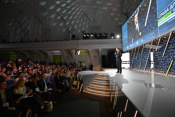 Дмитрий Медведев выступает на форуме «Среда для жизни: города» в Великом Новгороде, 2019 год