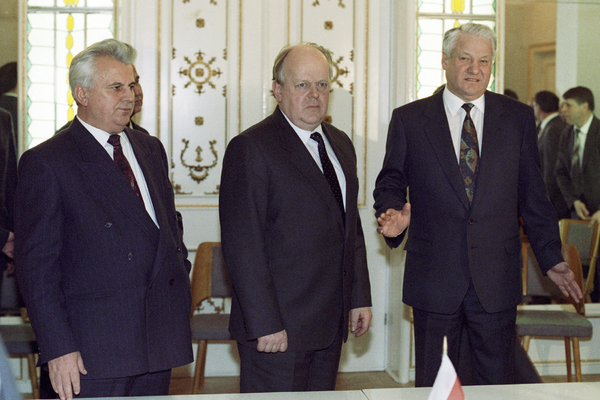 Борис  Ельцин (справа),  Станислав Шушкевич (в центре) и  Леонид Кравчук 