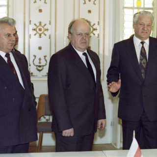 Борис  Ельцин (справа),  Станислав Шушкевич (в центре) и  Леонид Кравчук 