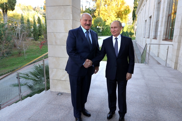 Владимир Путин и Александр Лукашенко (слева)