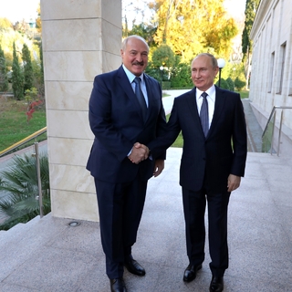 Владимир Путин и Александр Лукашенко (слева)
