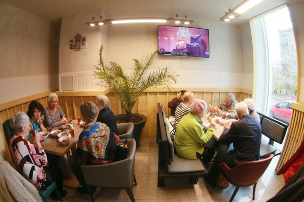 Посетители кафе «Добродомик» на Тушинской улице в Москве