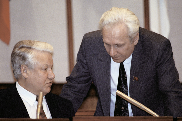 Первый президент России Борис Ельцин (слева) и руководитель администрации Сергей Филатов (справа)