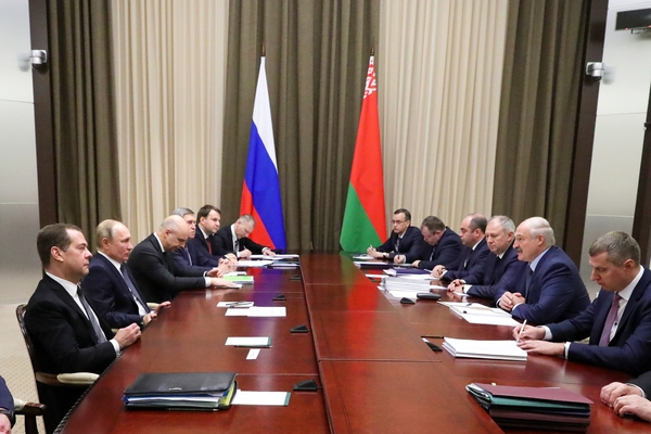 Президент России Владимир Путин и председатель правительства РФ Дмитрий Медведев во время переговоров с президентом Белоруссии Александром Лукашенко(второй справа) в Сочи.