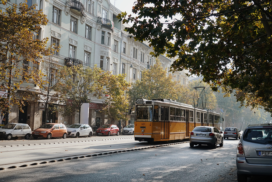 Желтые трамваи — неотъемлемая деталь всех улиц Будапешта, которые в сочетании с помпезной архитектурой и солнечным светом делают город еще более контрастным