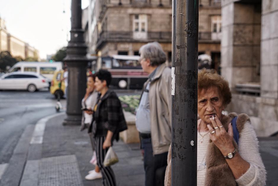 Жители Будапешта постоянно курят, причем везде: в барах прямо на танцполе, ресторанах, возле школ, остановок и метро