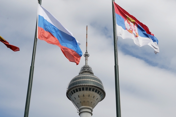 Флаги России и Сербии на фоне телебашни Эндем в Стамбуле