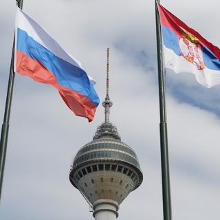 Флаги России и Сербии на фоне телебашни Эндем в Стамбуле