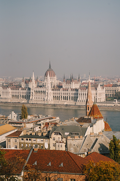 Панорамный вид на здание венгерского парламента с Рыбацкого бастиона