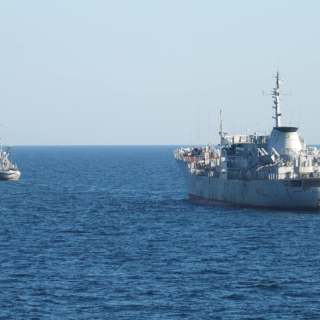 Поисково-спасательное судно «Донбасс» и морской буксир «Корец»