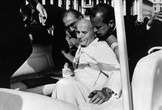 Папа Римский Иоанн Павел II после покушения в 1981 году