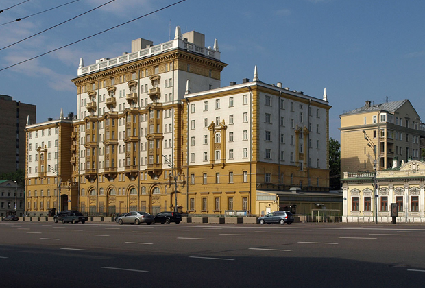 Здание американского посольства в Москве 