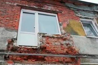 В российском городе из-за глыбы льда рухнул балкон