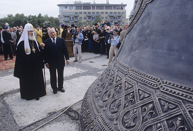 Патриарх Алексий II и Юрий Лужков на церемонии освящения Большого колокола храма Христа Спасителя, 1997 год