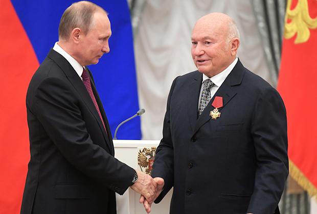 Владимир Путин и бывший мэр Москвы на церемонии вручения государственных наград за выдающиеся достижения