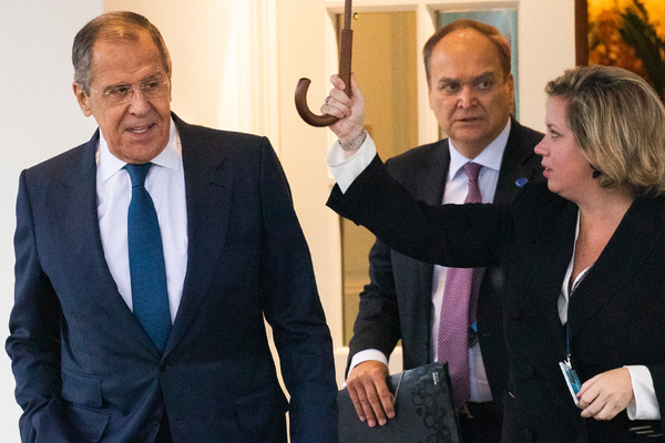 Сергей Лавров (слева)