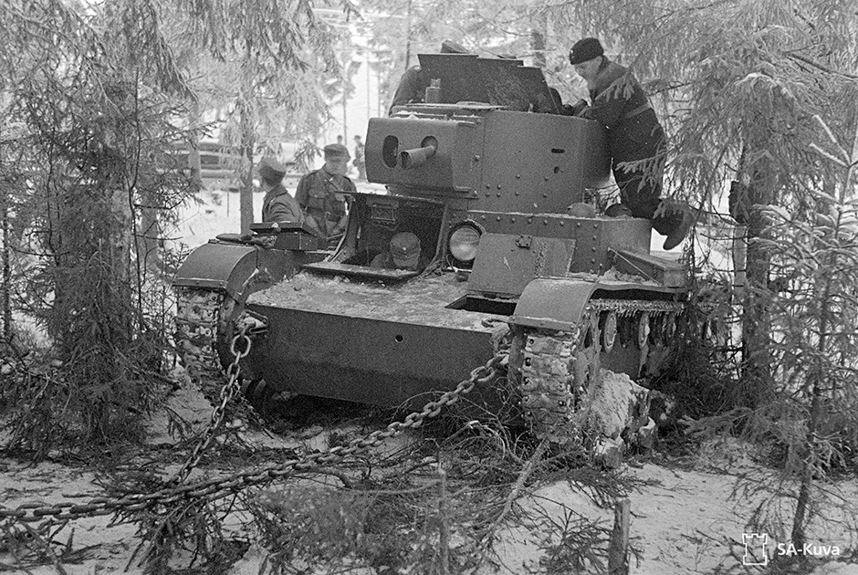 Финские солдаты осматривают подбитый советский огнеметный танк ОТ-130.