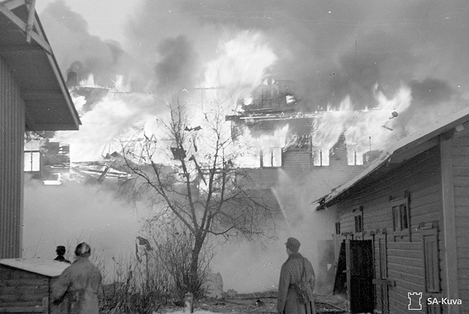 Горящий дом в Сортавале после бомбардировки города советской авиацией. Декабрь 1939 года.