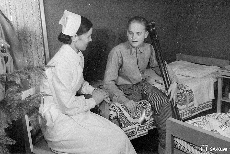 Медсестра беседует с выздоравливающим.