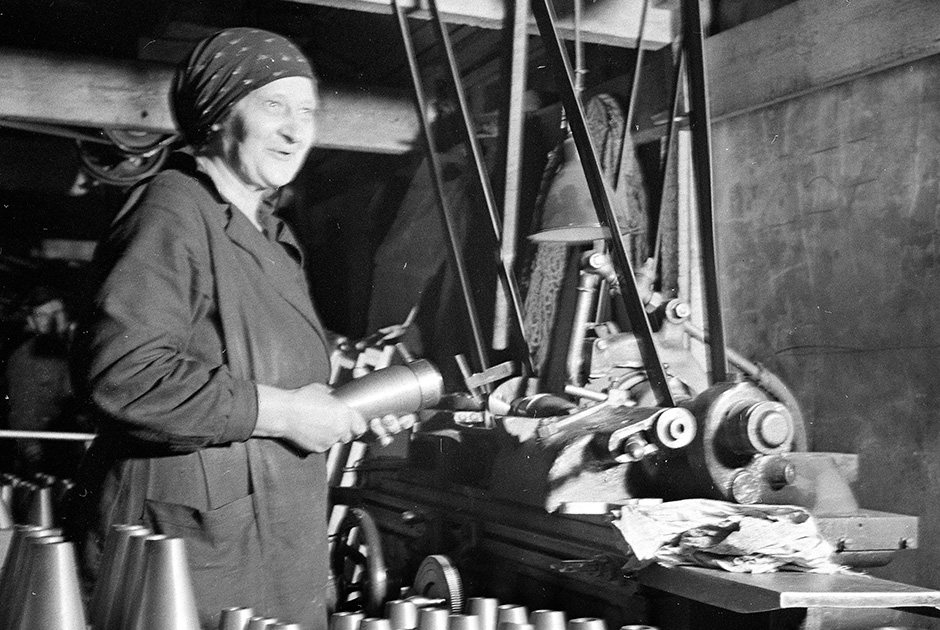 Женщина в цеху по производству боеприпасов военного завода в городе Ванхакаупунки (пригород Хельсинки).