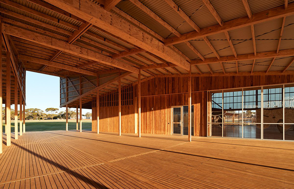 Создатели этого сухопутного «корабля» — Iredale pedersen hook architects и Advanced Timber Concepts Studio. У первого бюро много других высококлассных проектов из дерева и не только.