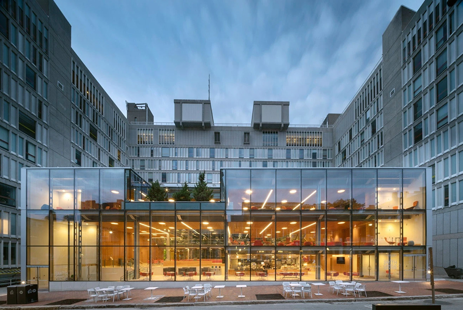 Еще одна почти полностью стеклянная конструкция в списке победителей — общественное пространство в Смит-кампусе Гарвардского университета. Авторов проекта из бюро Hopkins Architects наградили за лучшее использование естественного света.