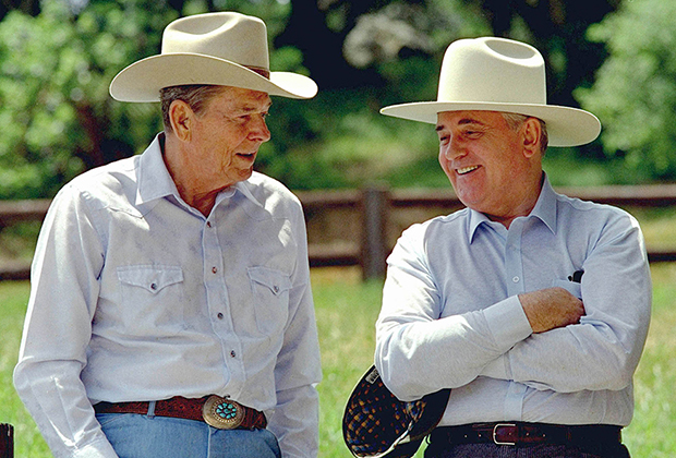 Лидеры США и СССР Рональд Рейган и Михаил Горбачев в ковбойских шляпах на ранчо Рейгана в Калифорнии. Нагрудные карманы рубашки президента США — изобретение XX века, позволившее отказаться от жилетки