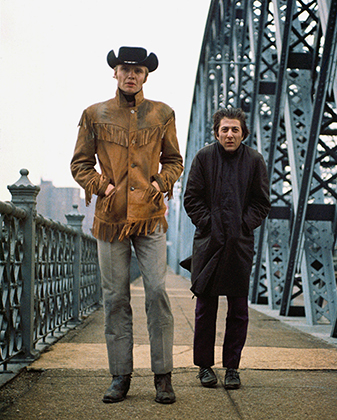 Джон Войт в фильме 1969 года «Полуночный ковбой» сыграл простодушного техасца, который мечтает о легкой жизни в Нью-Йорке, но одевается как ковбой. Бахрома на кожаной куртке, черный «десятигаллонный» стетсон с загнутыми полями и ковбойские сапоги