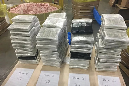 Полицейские нашли три миллиона долларов в бочках с сырыми свиными лопатками