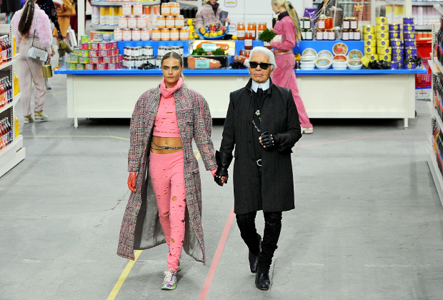 Модель Кара Делевинь и дизайнер Карл Лагерфельд в финале показа Chanel в 2014 году