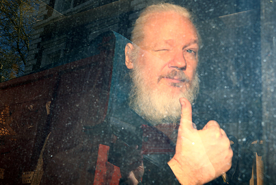 Основатель WikiLeaks Джулиан Ассанж прибыл в Вестминстерский магистратский суд после ареста. Журналисты в течение семи лет ждали, когда он покинет посольство Эквадора: время от времени ходили слухи, что он уезжает, и тогда приходилось пробираться в Найтсбридж и дежурить у здания. Когда стало известно, что Ассанж взят под стражу, автор фото поспешила в суд — на случай, если главу WikiLeaks доставят именно туда, а позднее выяснила, что он будет во втором полицейском фургоне в колонне. Несмотря на то что офицеры оттесняли сотрудников СМИ, кадр удалось поймать даже сквозь тонированное стекло. «Вы должны зажать объектив как можно ближе к окну движущегося автомобиля и включить вспышку, чтобы осветить объект через стекло. Мне сказали, что изображение напоминает картину маслом. Это отчасти из-за цвета тонированного окна, а отчасти потому, что изображение не совсем четкое!» — поделилась секретом Ханна МакКей.