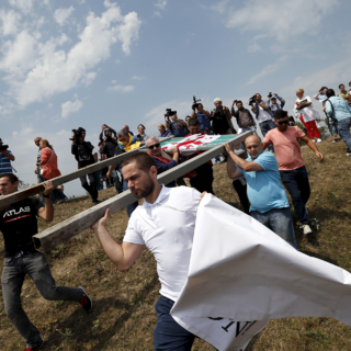 Протестующие в Грузии переносят знак, отмечающий границу Южной Осетии