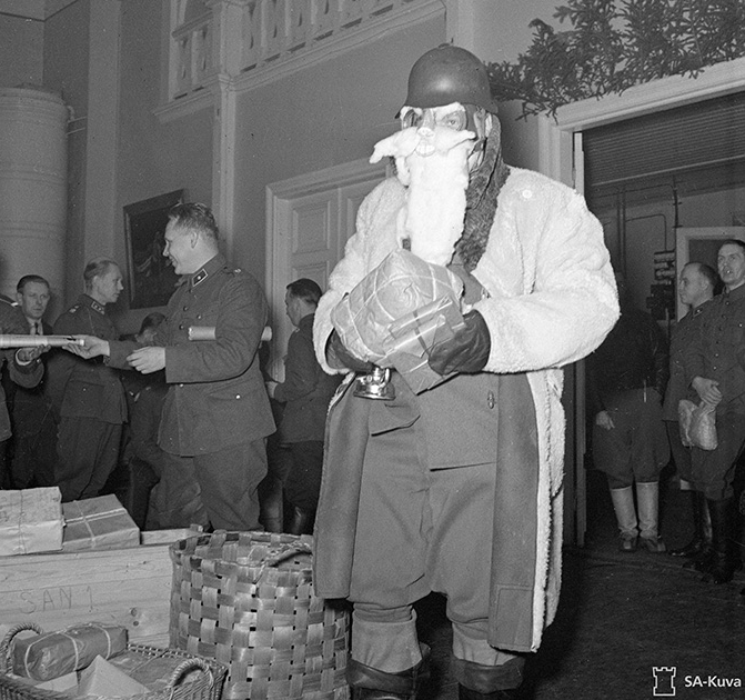 В канун Рождества солдаты и офицеры получают подарки от Йоулупукки. Окрестности Виипури (Выборга), 23 декабря 1939 года.