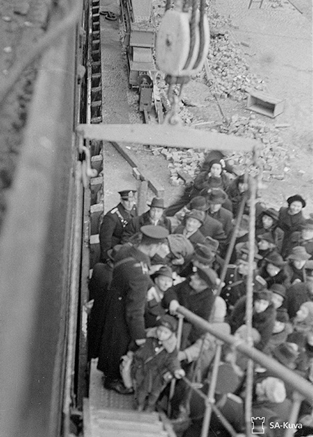 Иностранцы, в том числе сотрудники посольства СССР, эвакуируются из Хельсинки на пароходе в Таллин. 3 декабря 1939 года.