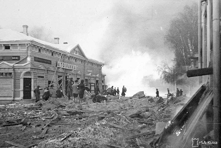 После авианалета советской авиации на город Миккели 5 января 1940 года, во время которого 30 человек погибли и 36 были ранены.