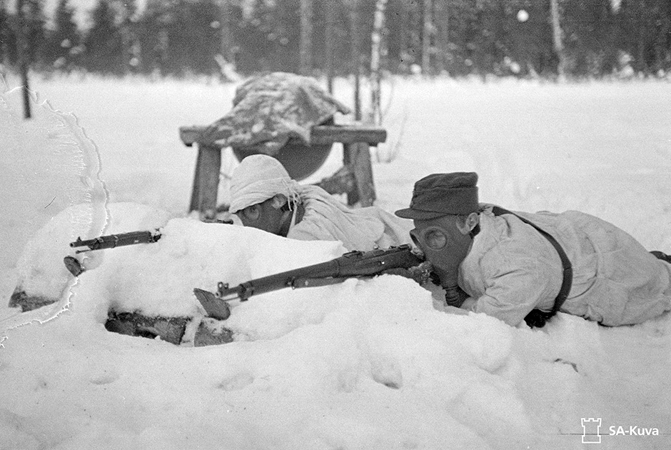 Финские снайперы в противогазах на учениях около карельского поселка Лоймола.